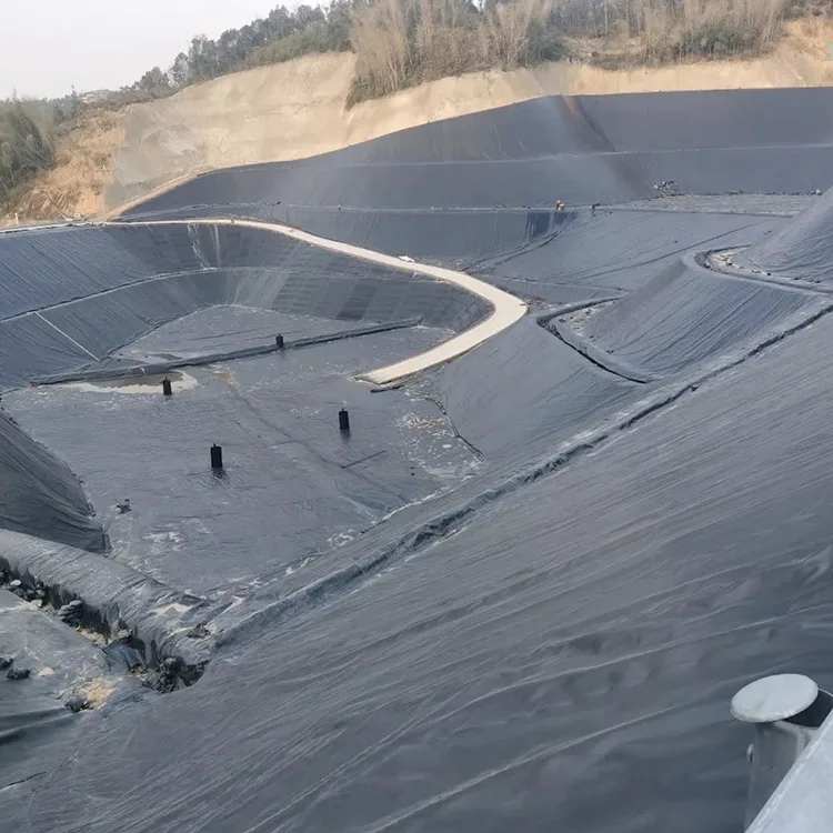 Revestimiento de geomembrana para estanques de relaves
